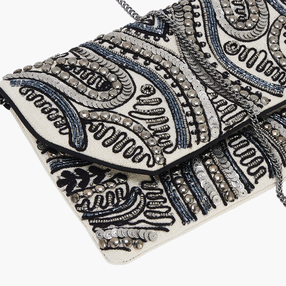 Pochette brodée perles et sequins