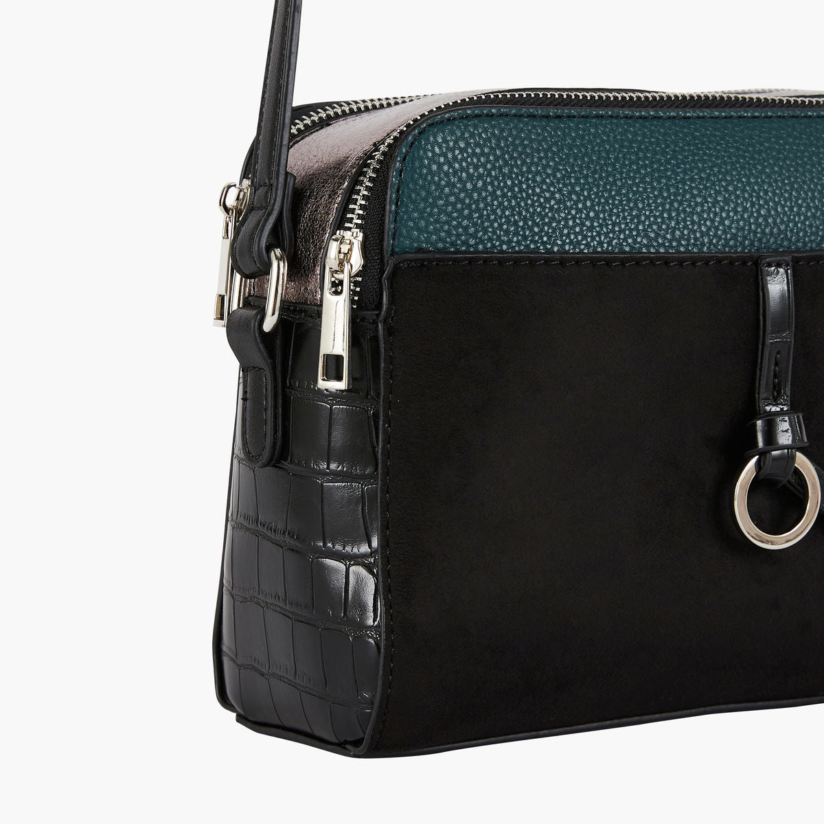 Sac bandoulière noir trimatière avec effet croco-métallisé