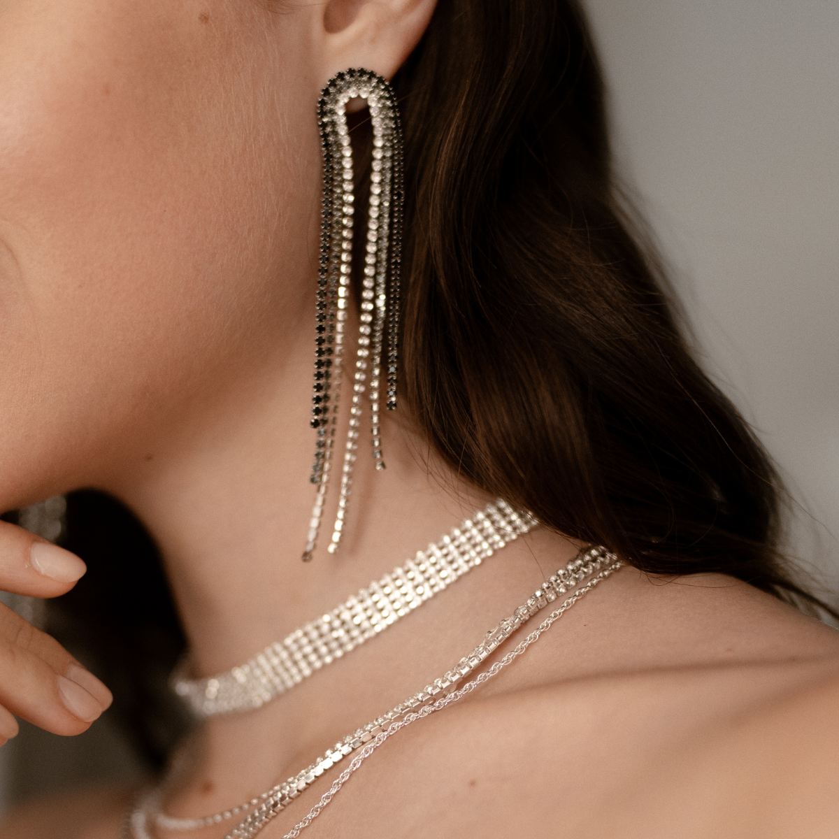 Boucles d’oreilles longues à strass noirs