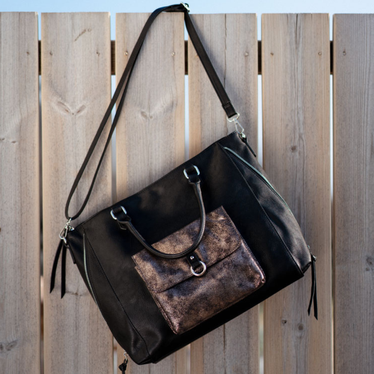 Grand sac cabas noir avec poche métallisée