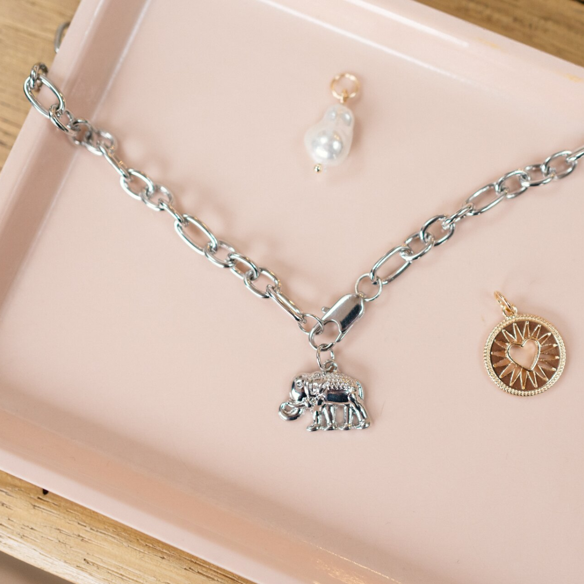 Charms x3 : médaillon coeur, perle, éléphant