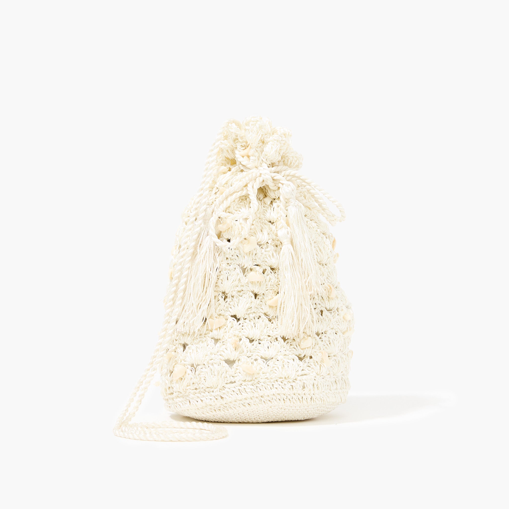 Sac seau tressé avec pompons et coquillages - ivoire
