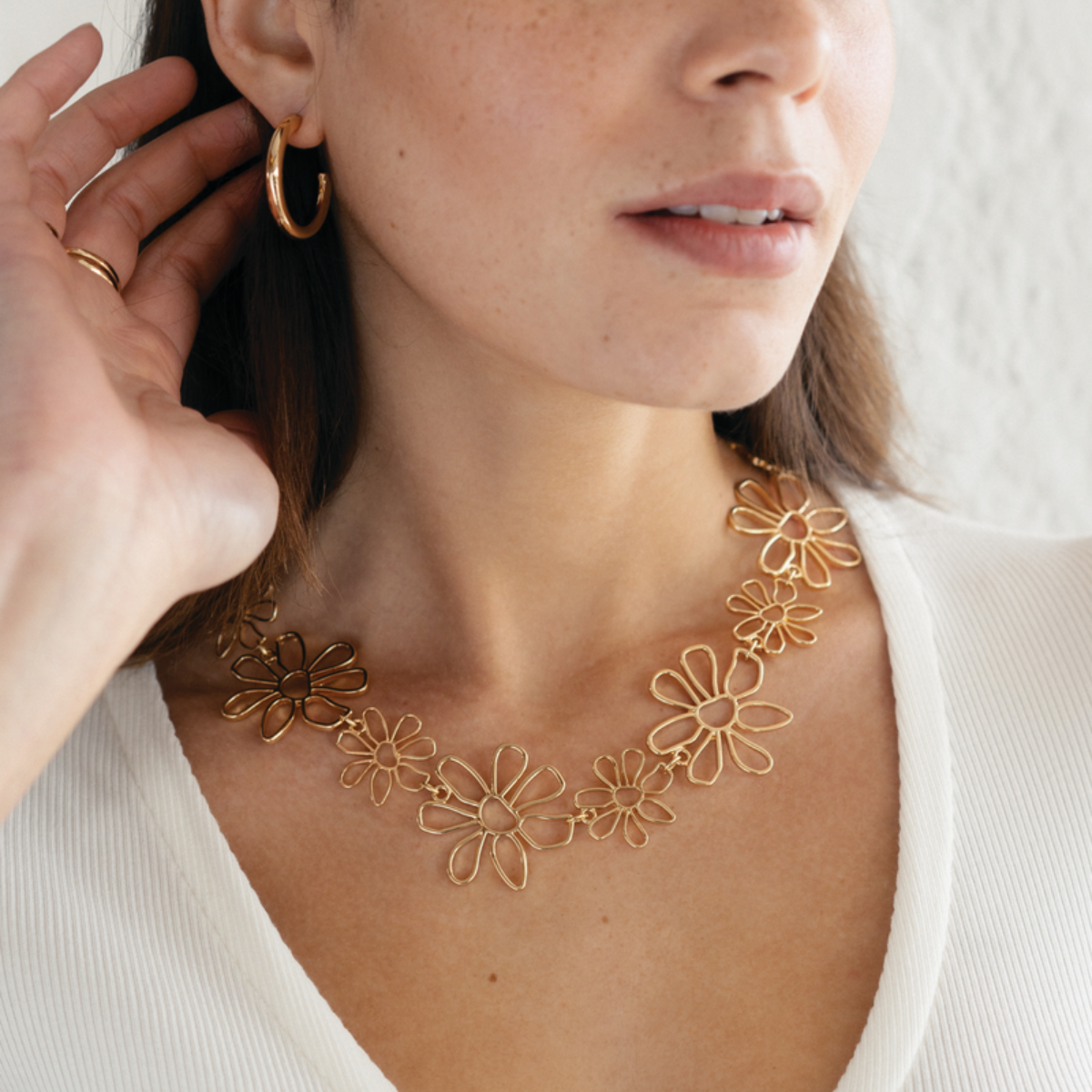 Collier plastron à fleurs filaires dorées