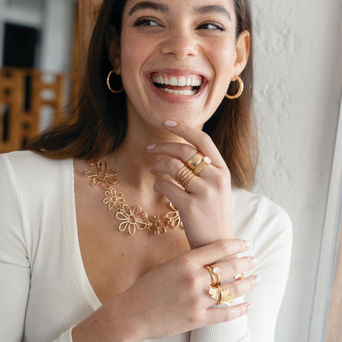Collier plastron à fleurs filaires dorées