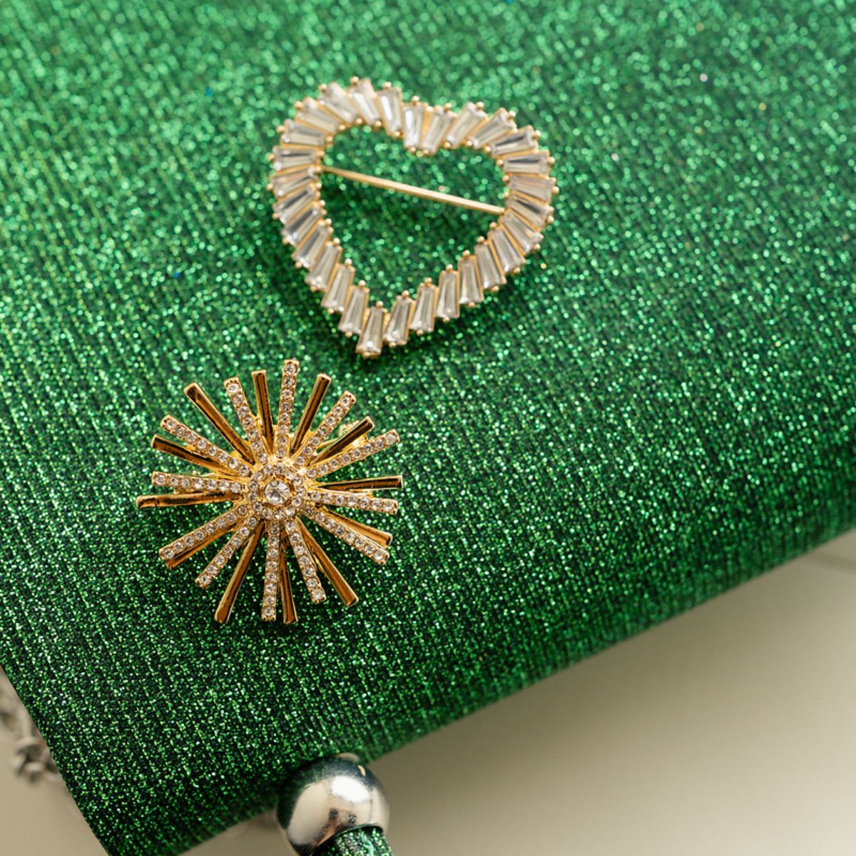 Broche étoile dorée à strass