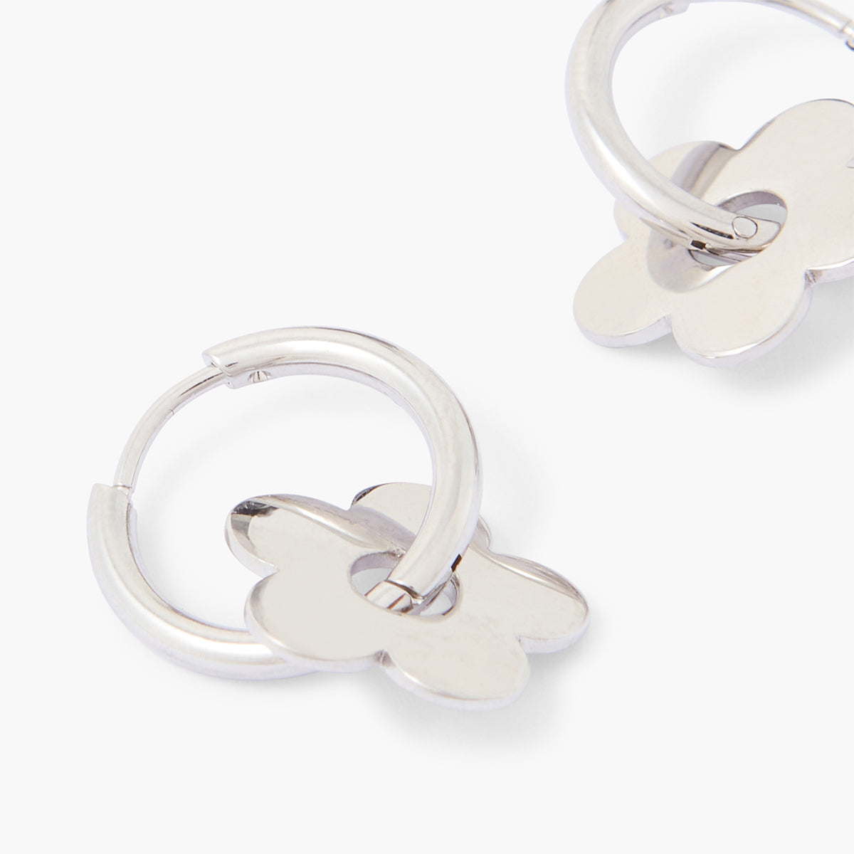 Petites créoles à fleur en acier inoxydable argenté