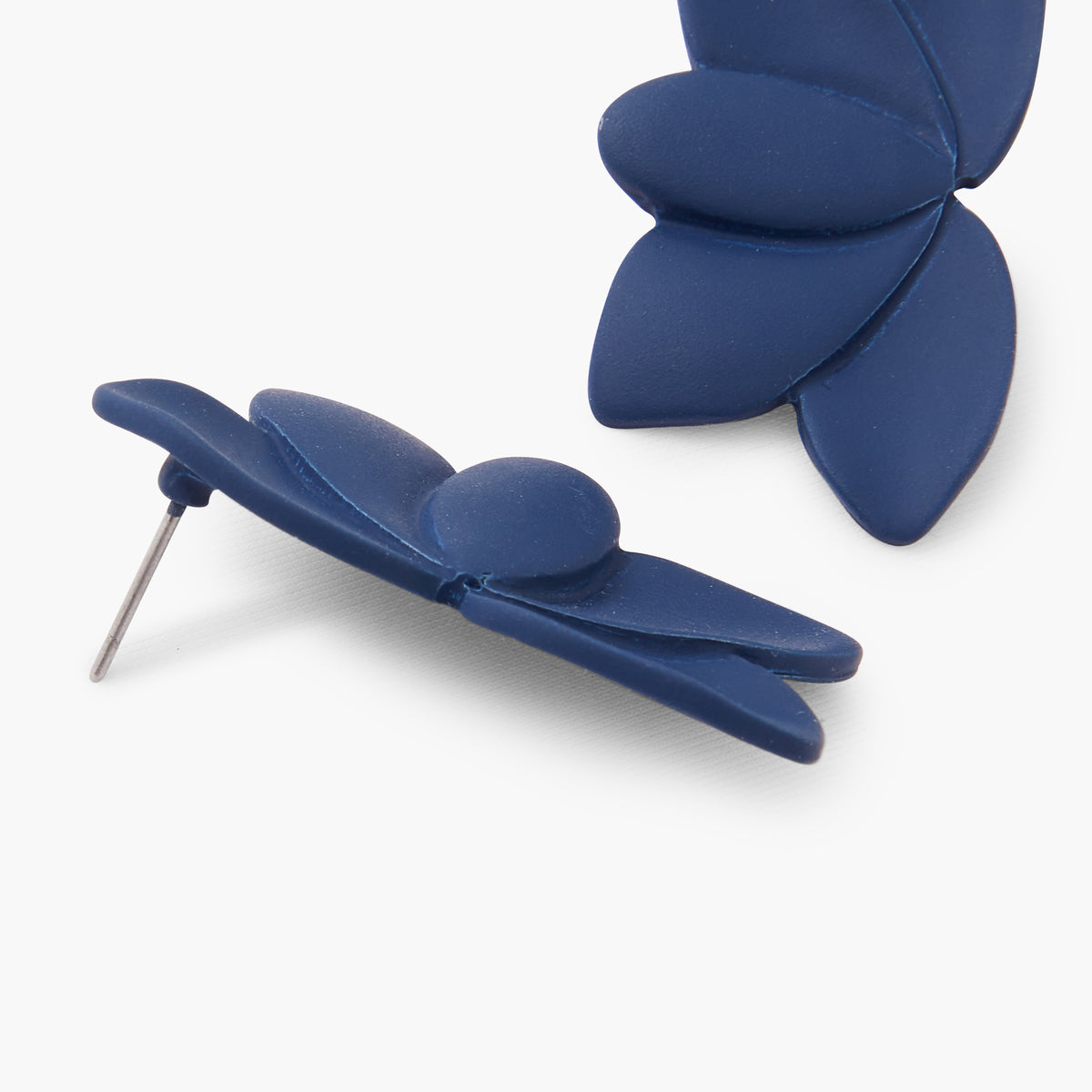 Boucles d'oreilles demi fleur bleue