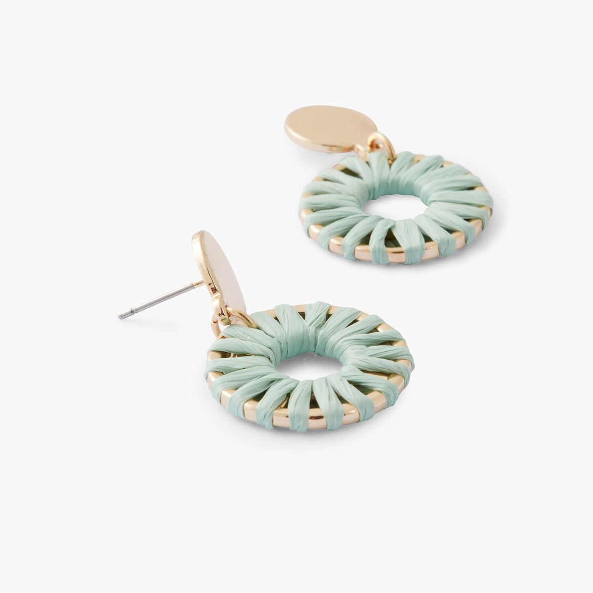 Boucles d’oreilles pendantes tissées en raphia