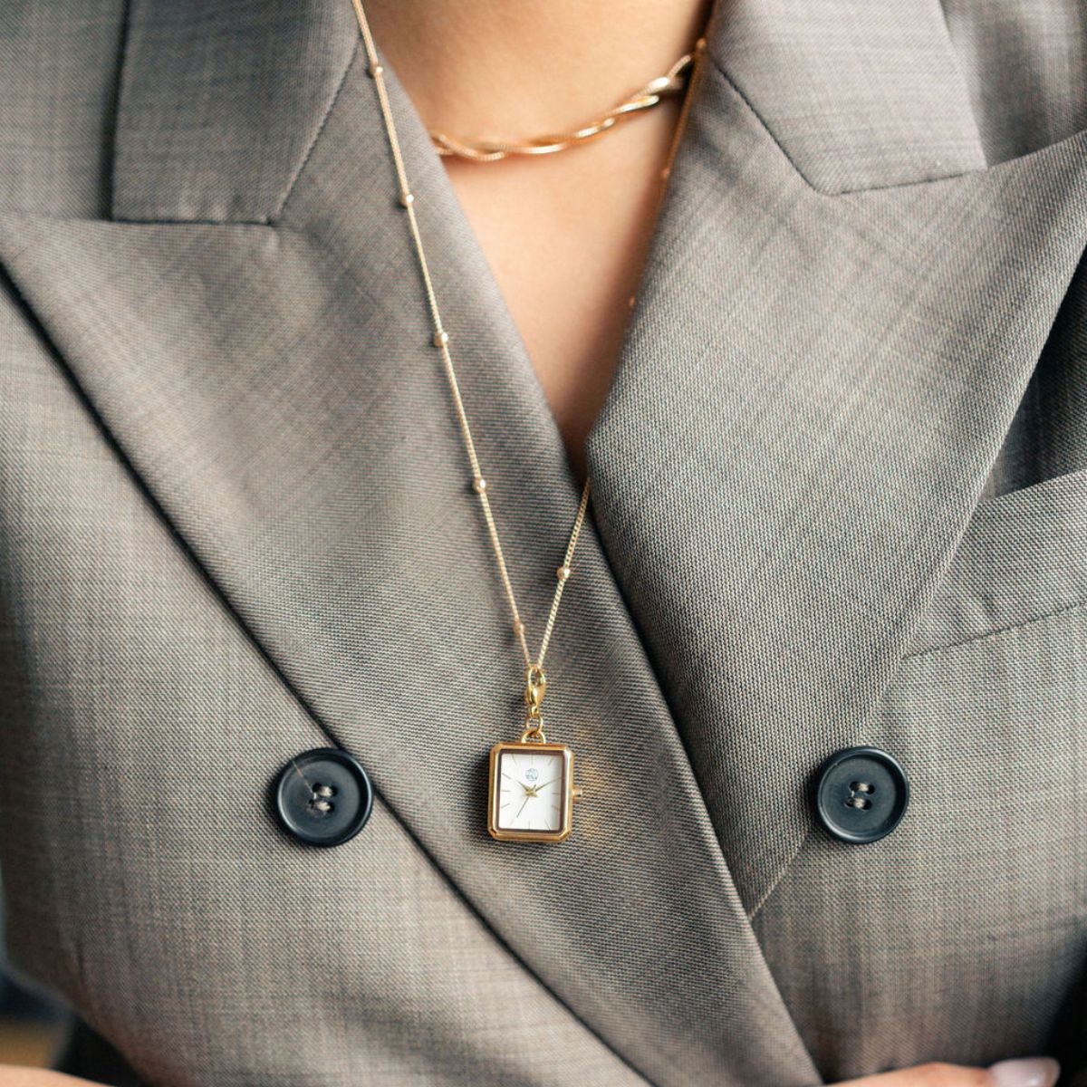 Collier montre cadran carré acier inoxydable doré