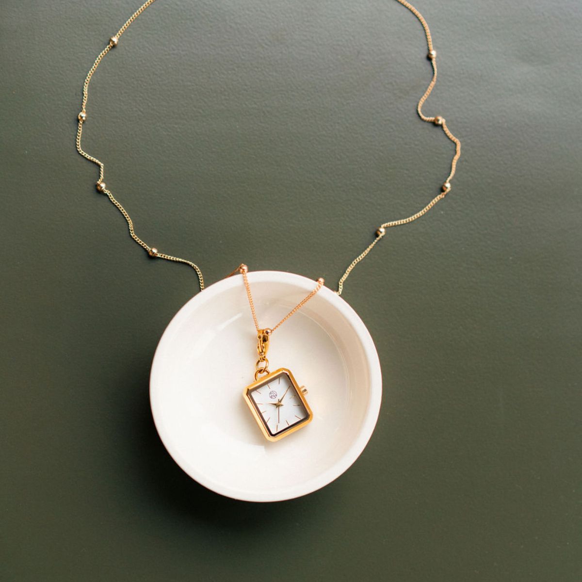 Collier montre cadran carré acier inoxydable doré