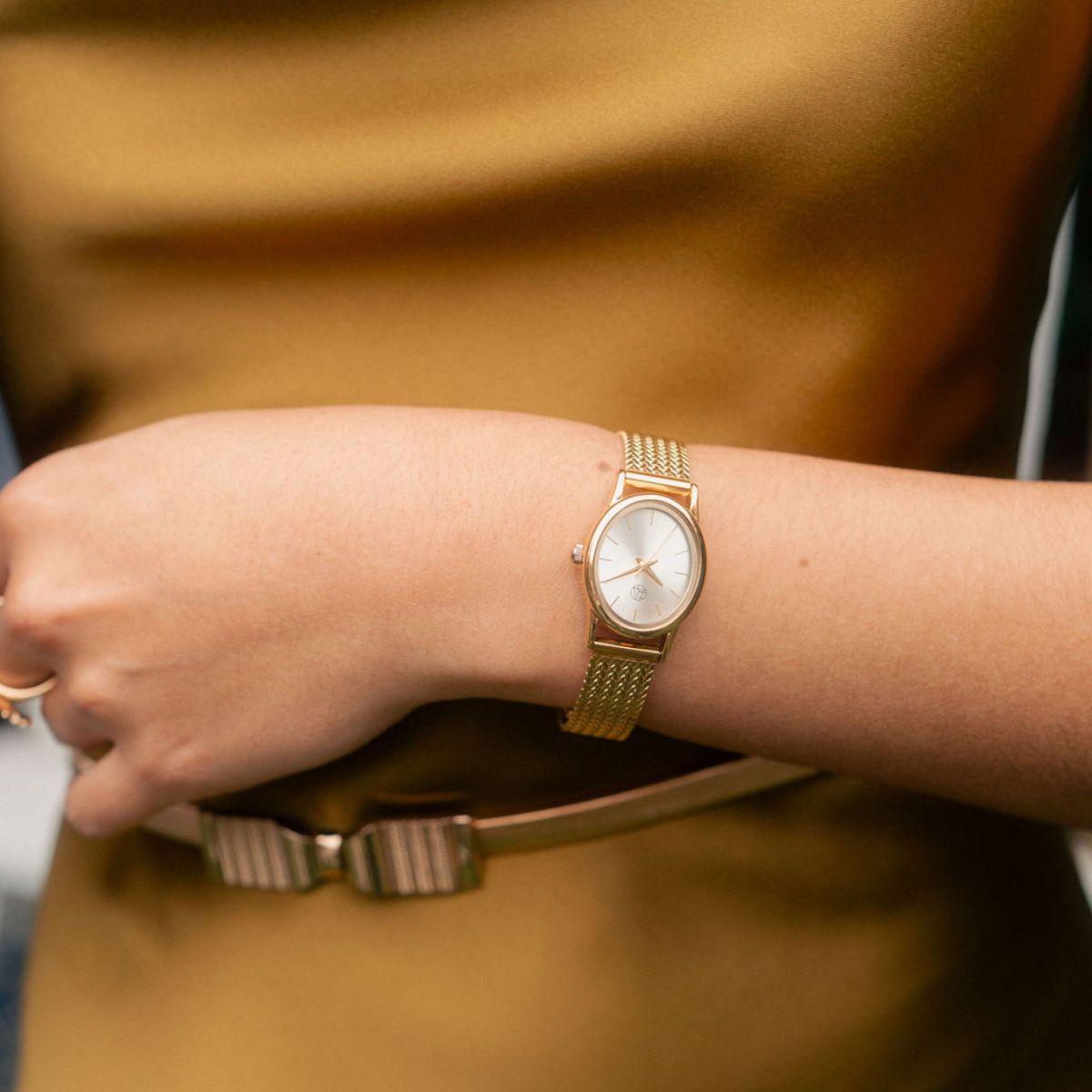 Montre cadran ovale bracelet maille dorée