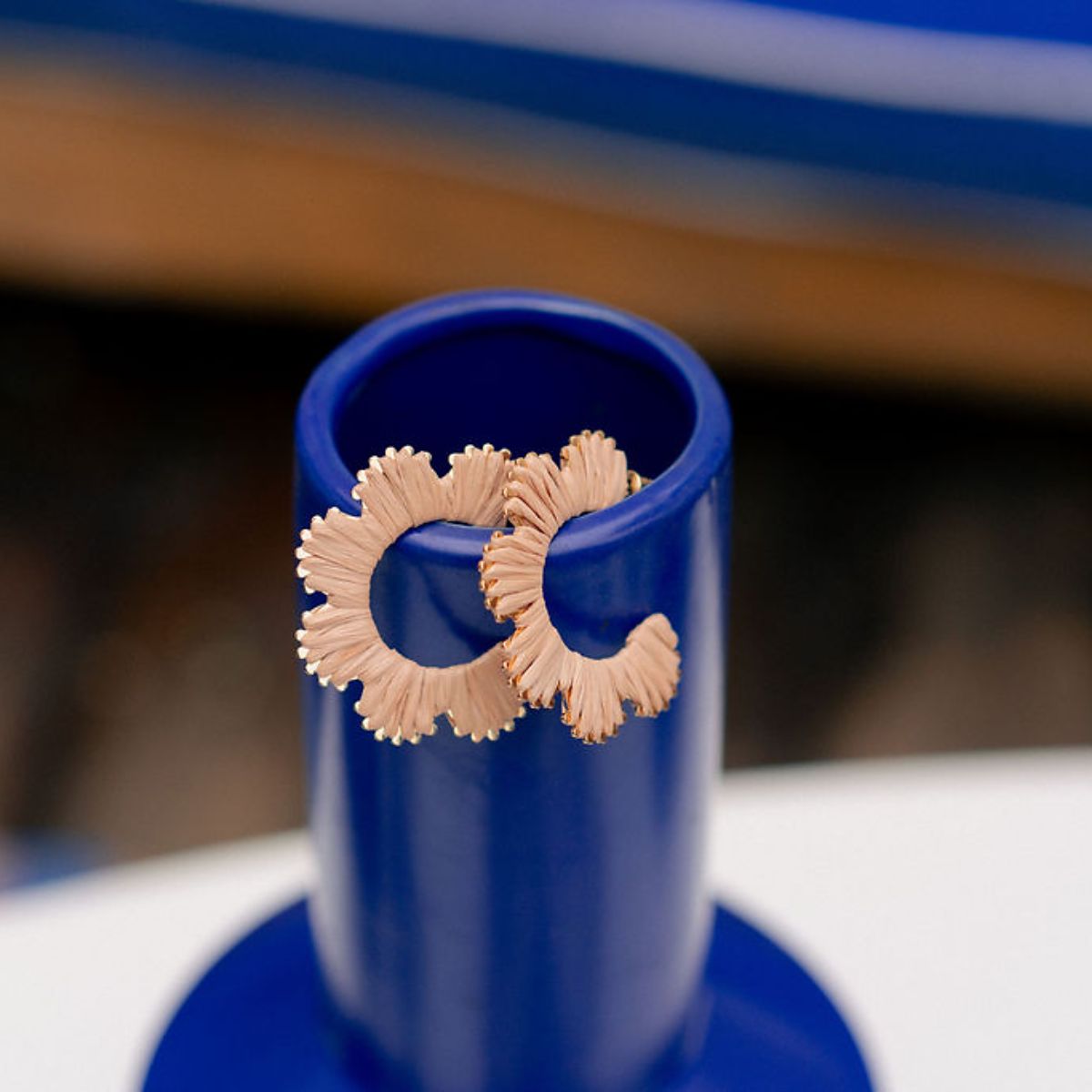 Créoles fleurs tissées en raphia