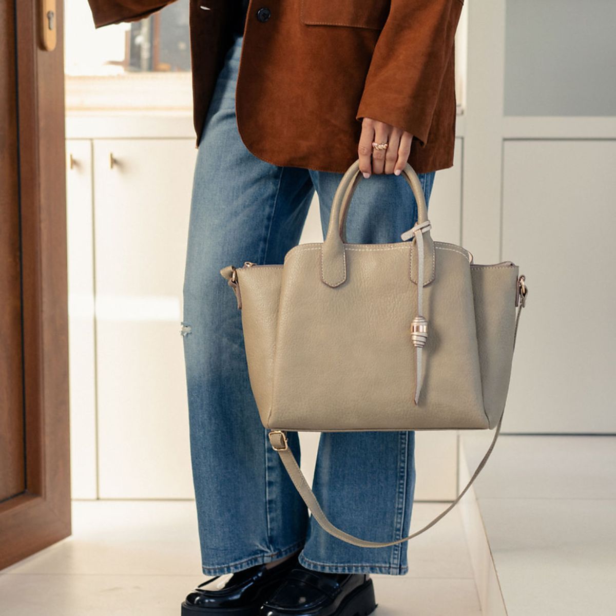 Sac à main écru avec breloque