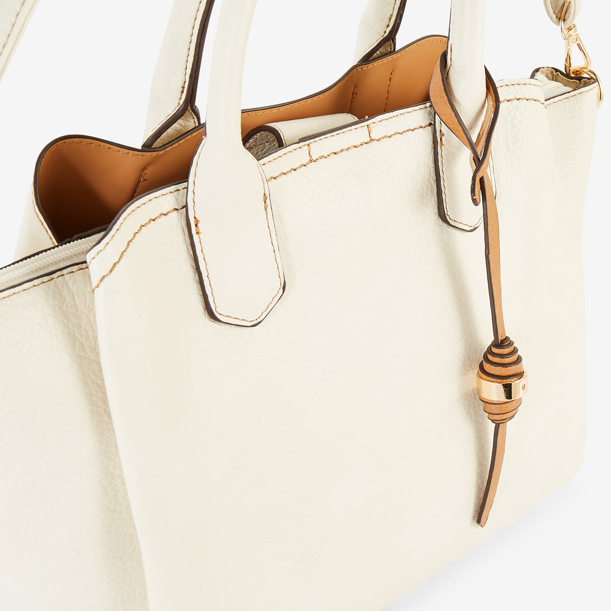 Sac à main écru avec breloque