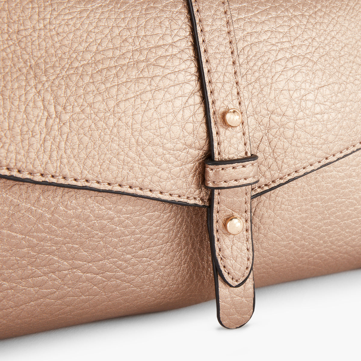 Sac à bandoulière effet grainé doré