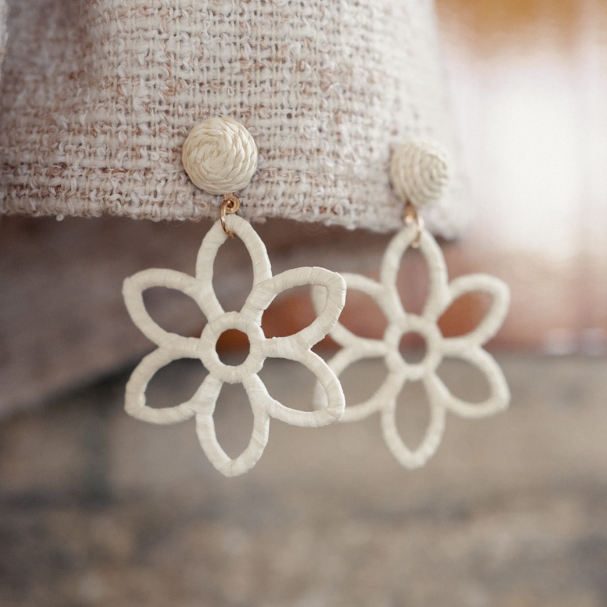 Boucles d'oreilles fleurs tissées en raphia ivoire