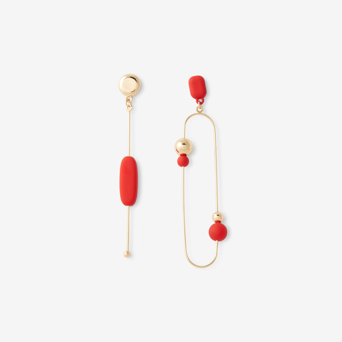 Boucles d'oreilles longues asymétriques rouges