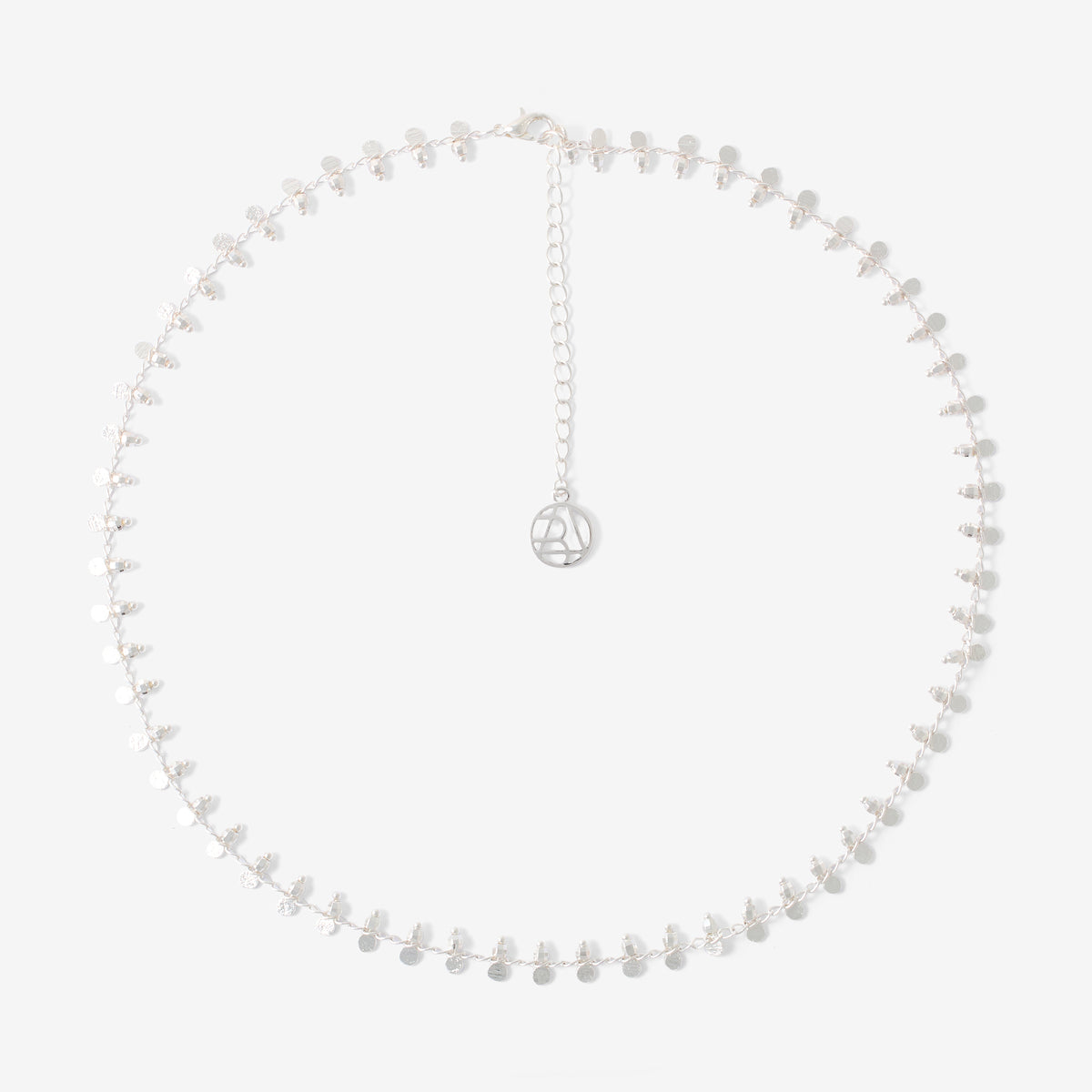 Collier à pampilles et perles facettées argentées