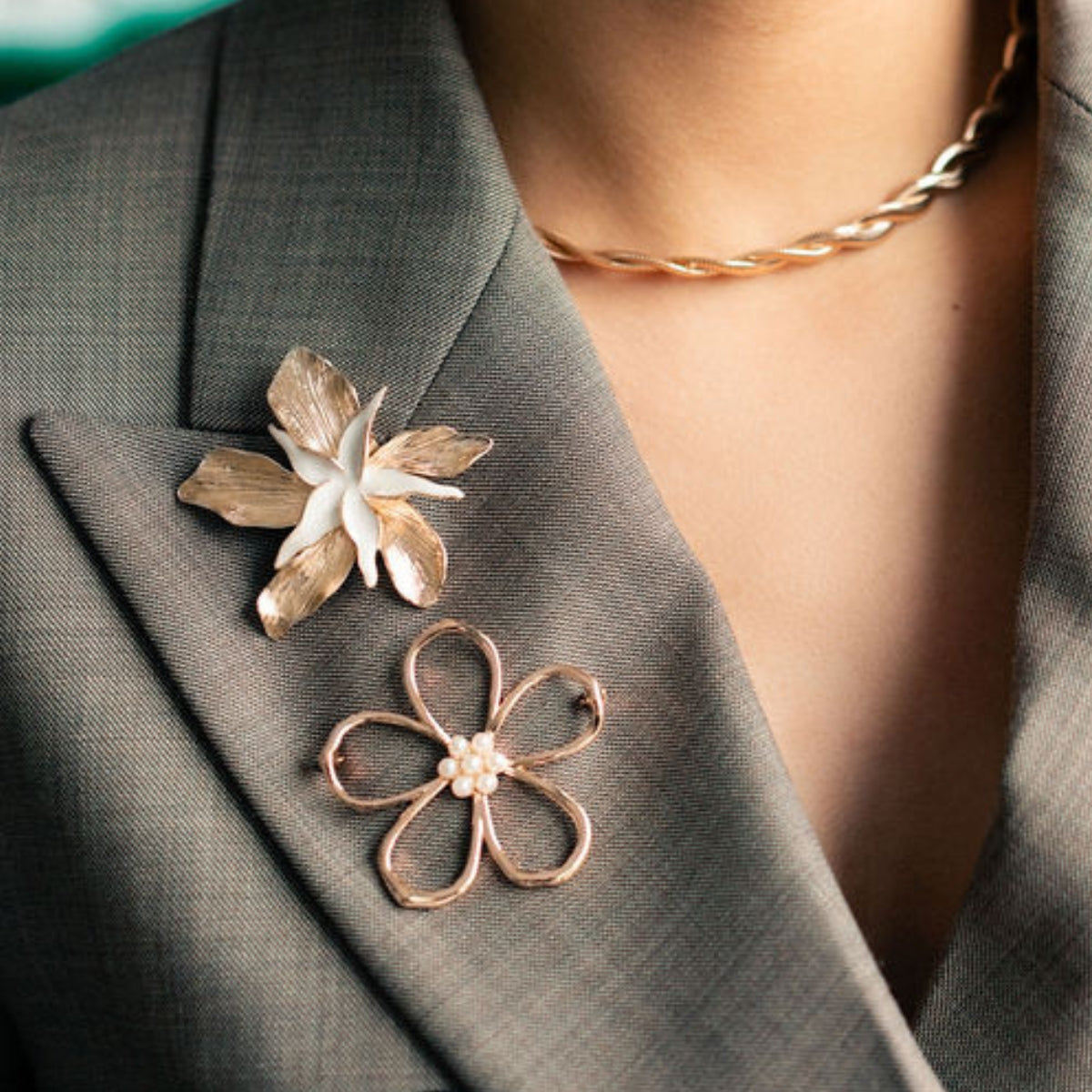 Broche fleur en métal et époxy