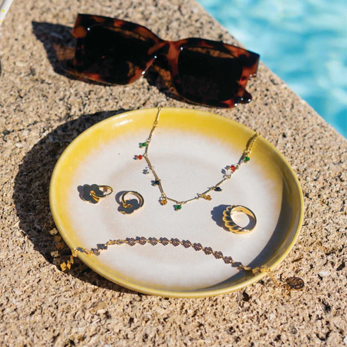 Petites créoles à fleur acier inoxydable doré