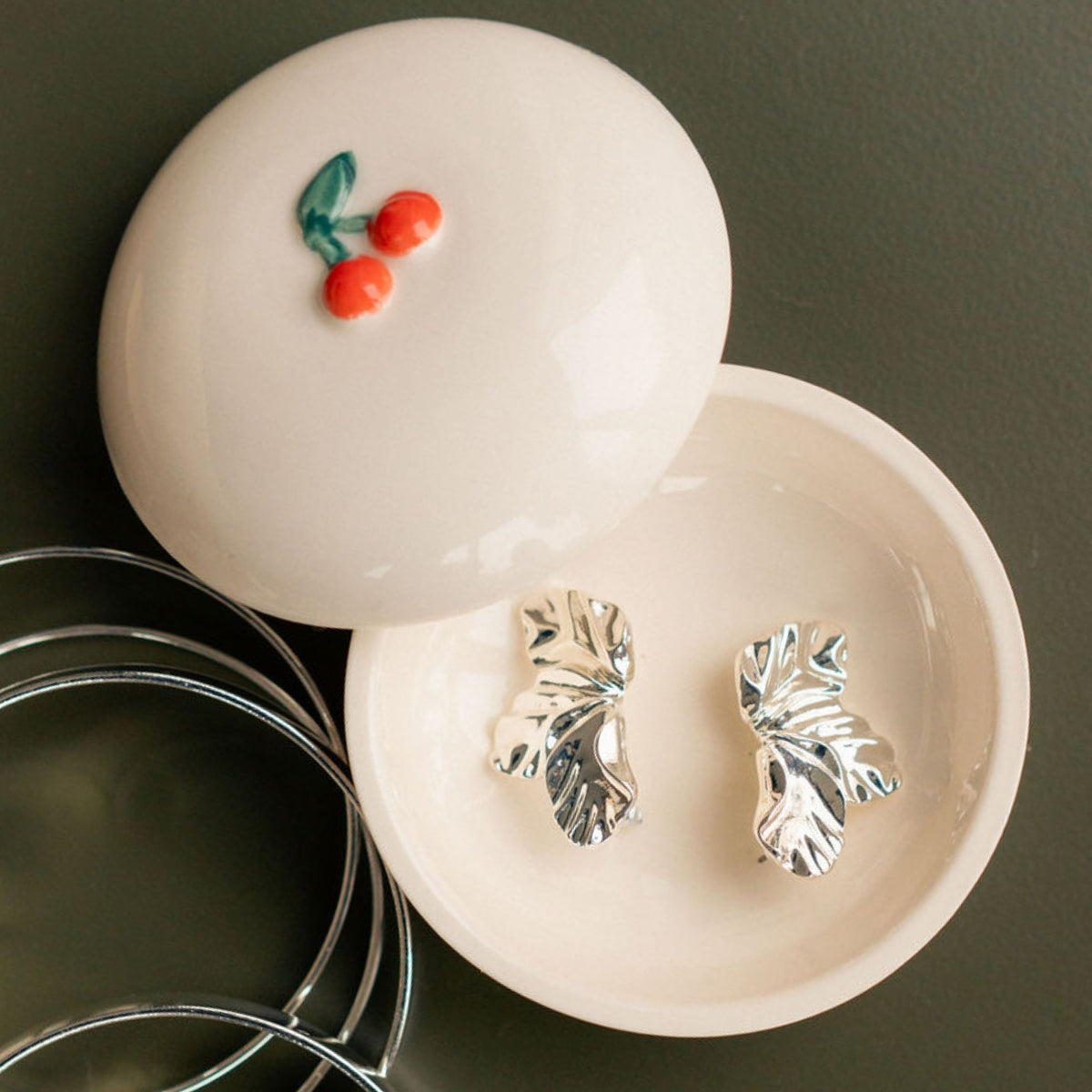 Boucles d'oreilles demi-fleur argentées