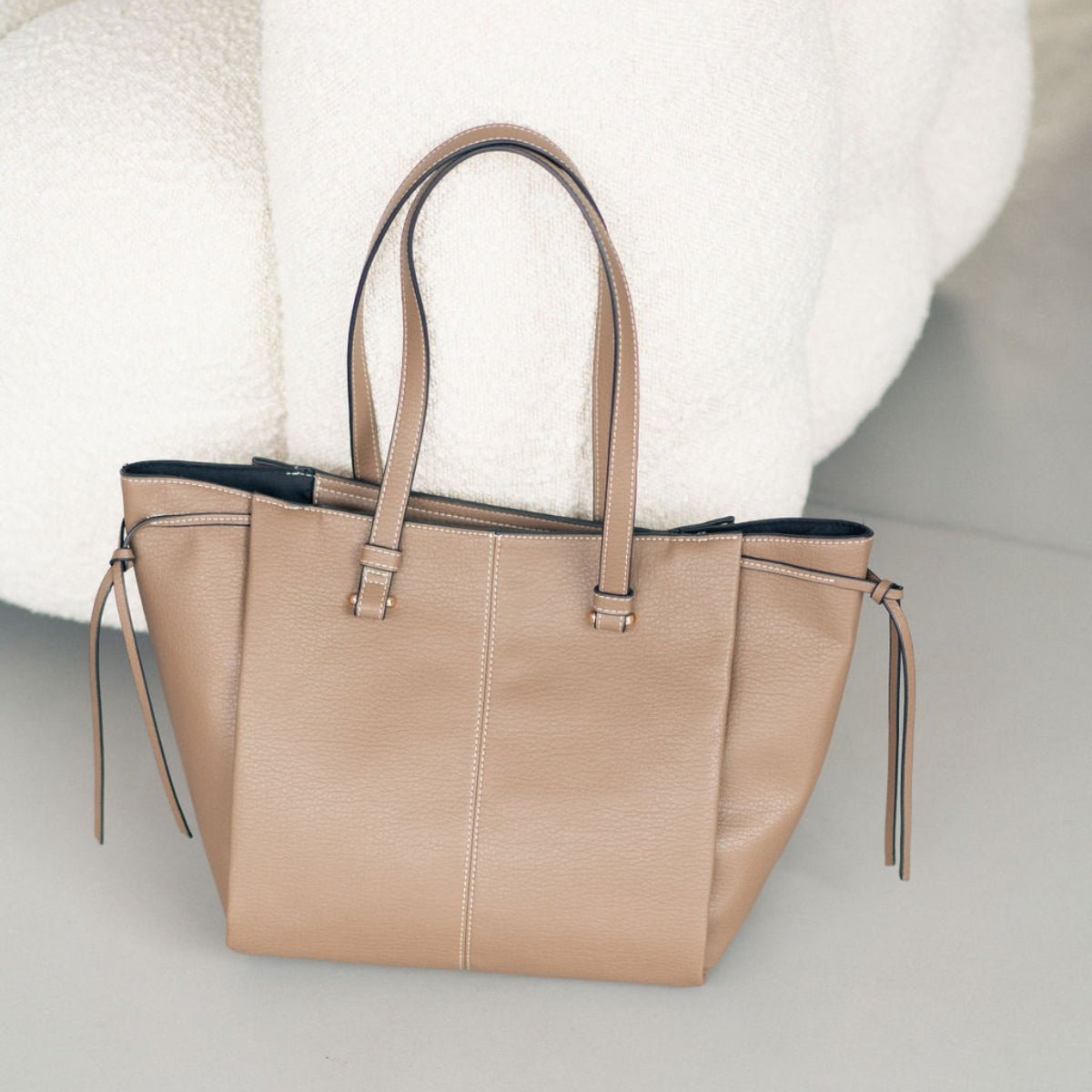 Cabas trapèze effet grainé taupe