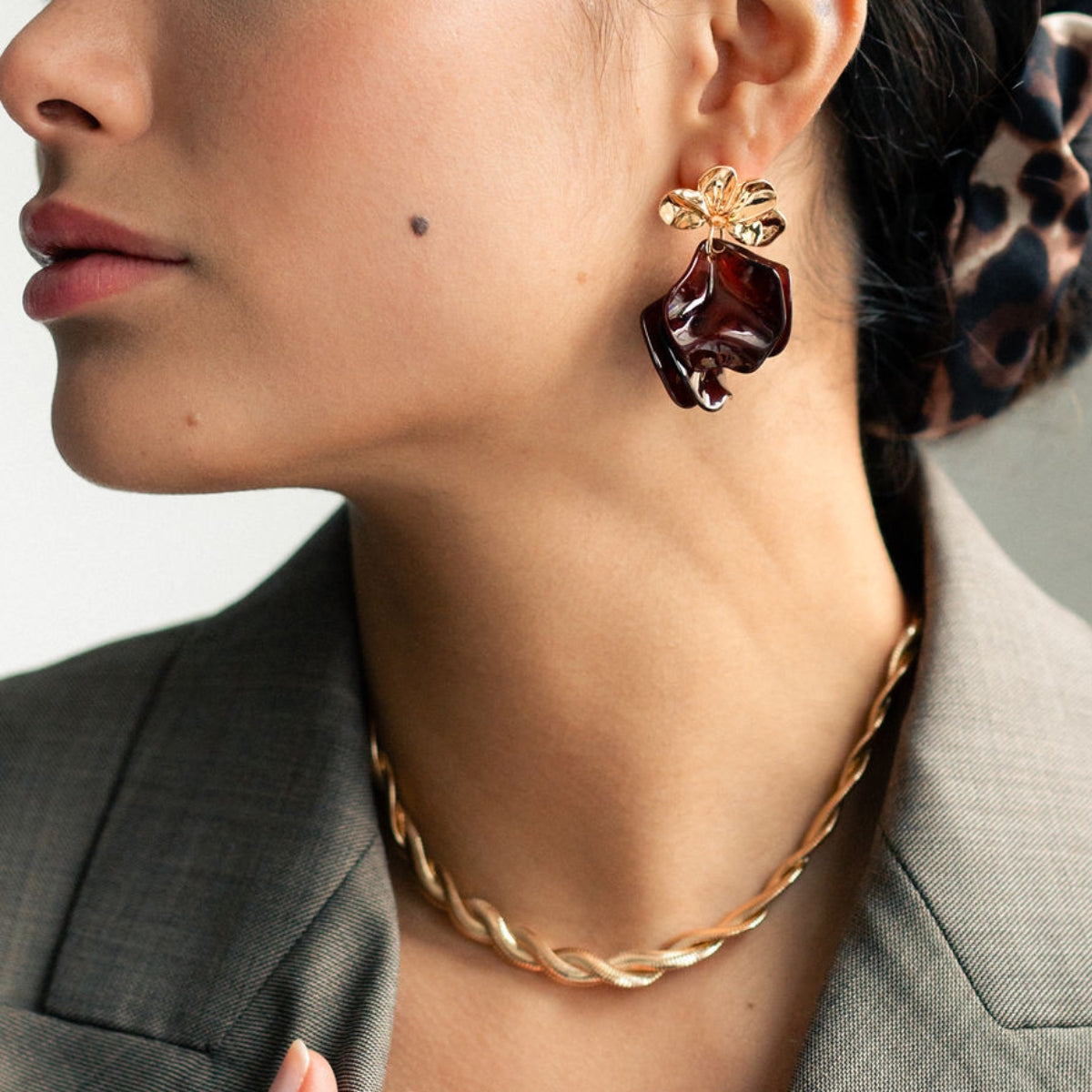 Boucles d'oreilles pendantes à pétales marron