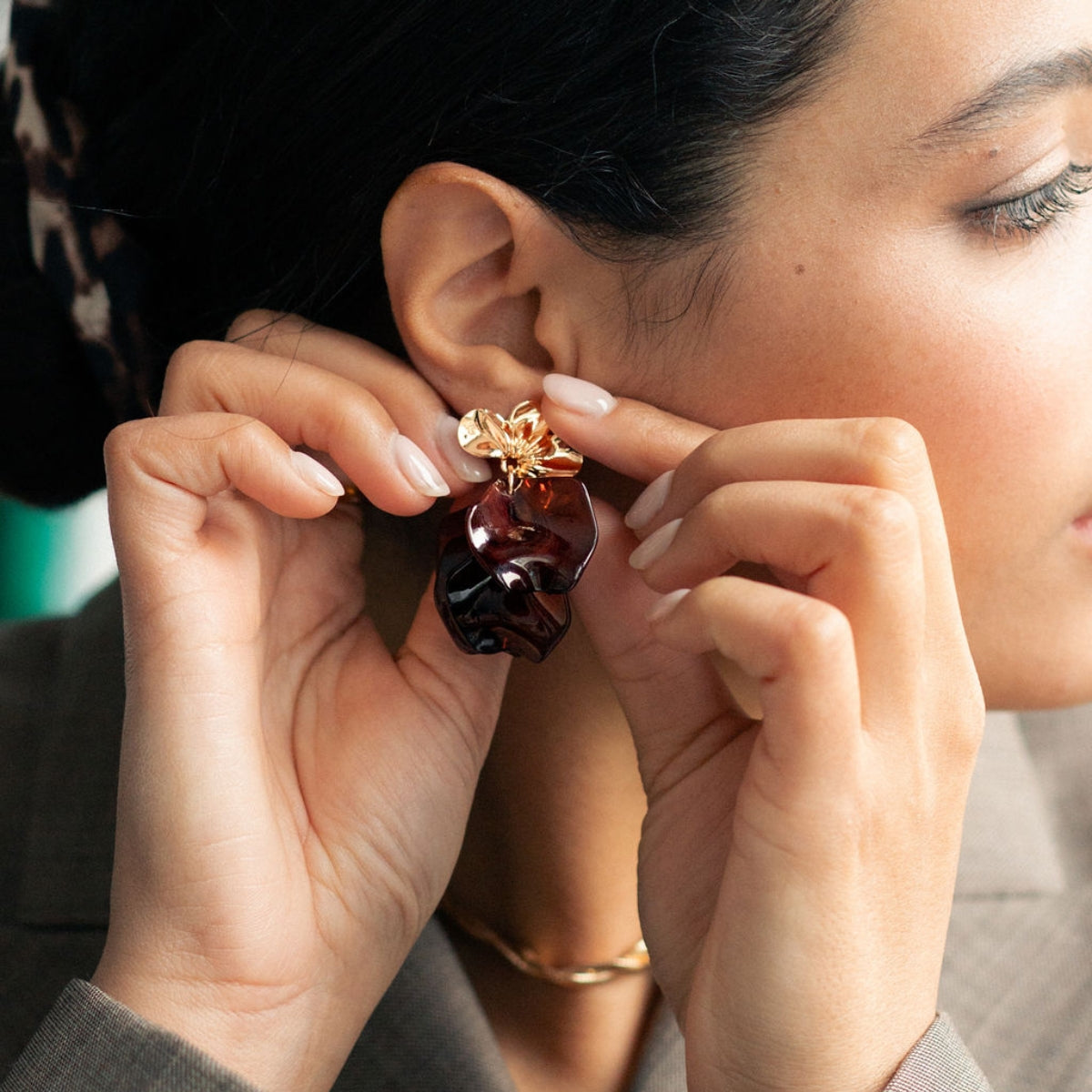 Boucles d'oreilles pendantes à pétales marron
