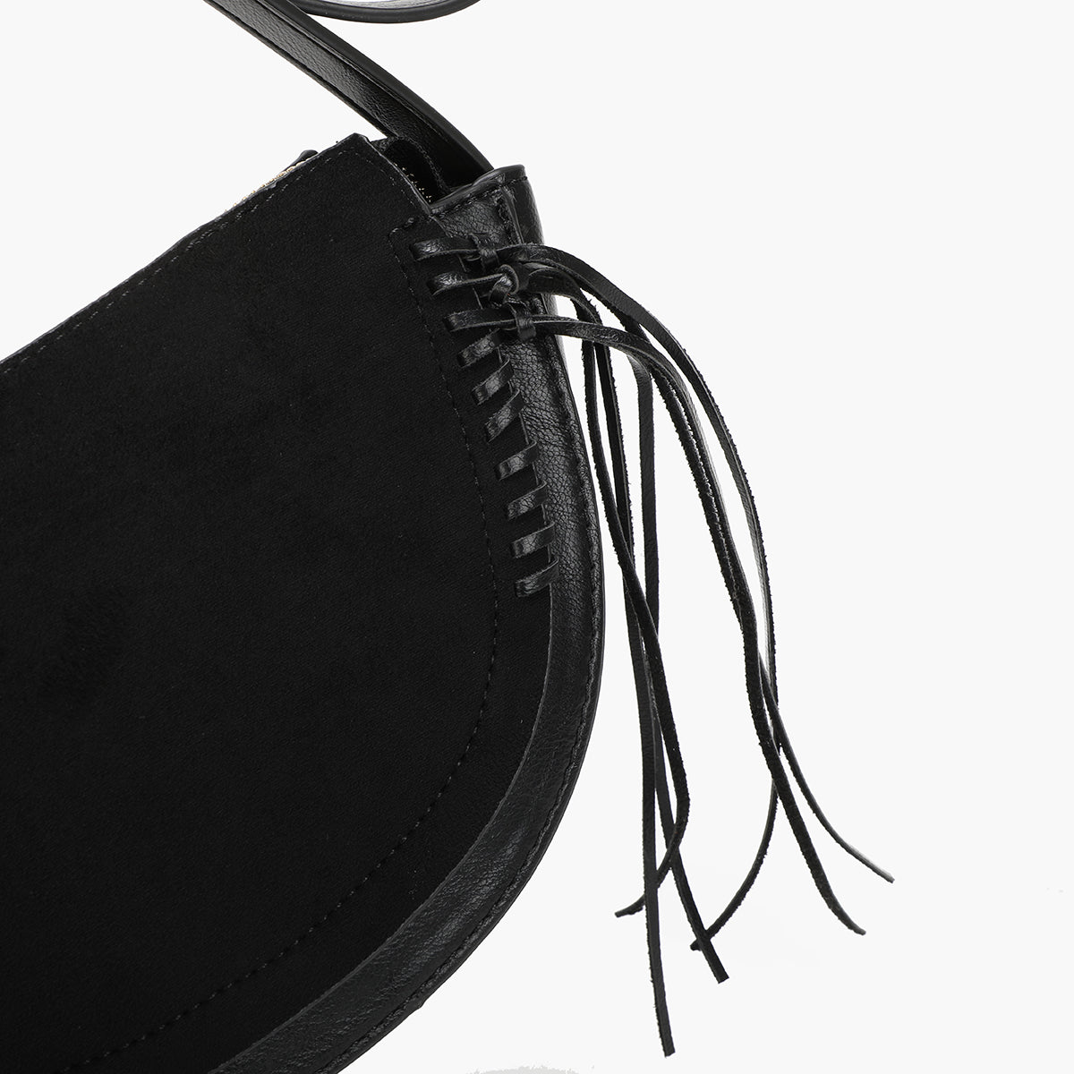 Sac à bandoulière demi lune effet suédé noir avec franges