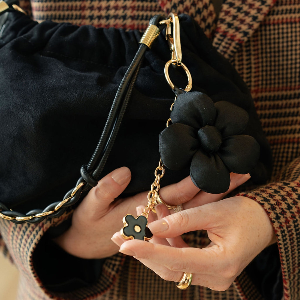 Bijoux de sac fleurs noirs