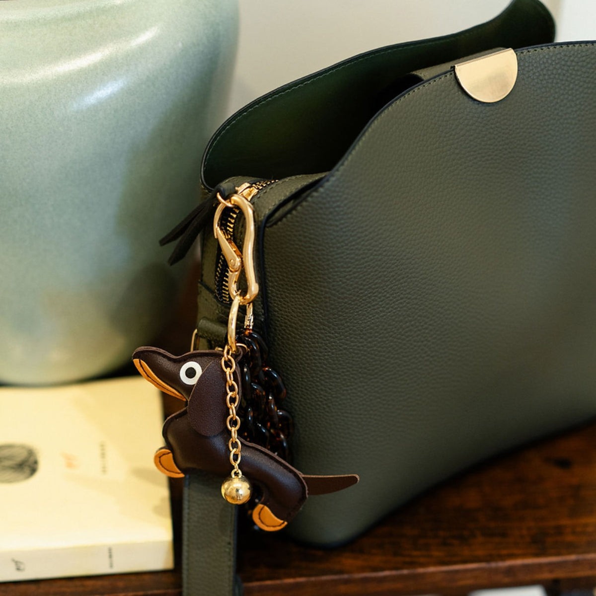 Sac carré kaki à bandoulière avec foulard