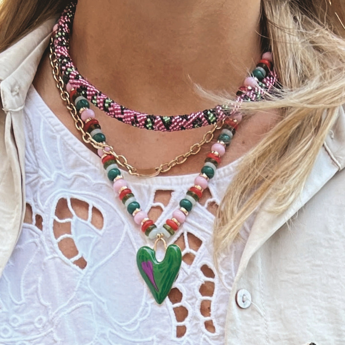 Collier effet serpent en perles de rocaille roses et vertes