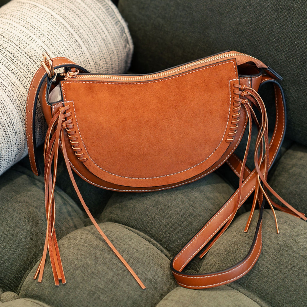 Sac à bandoulière demi lune effet suédé camel avec franges