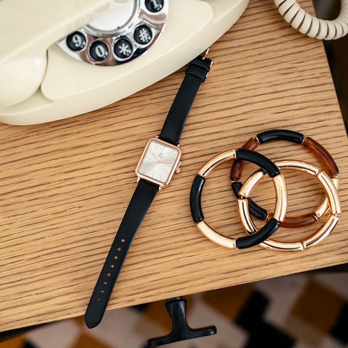 Montre cadran rectangle bracelet noir