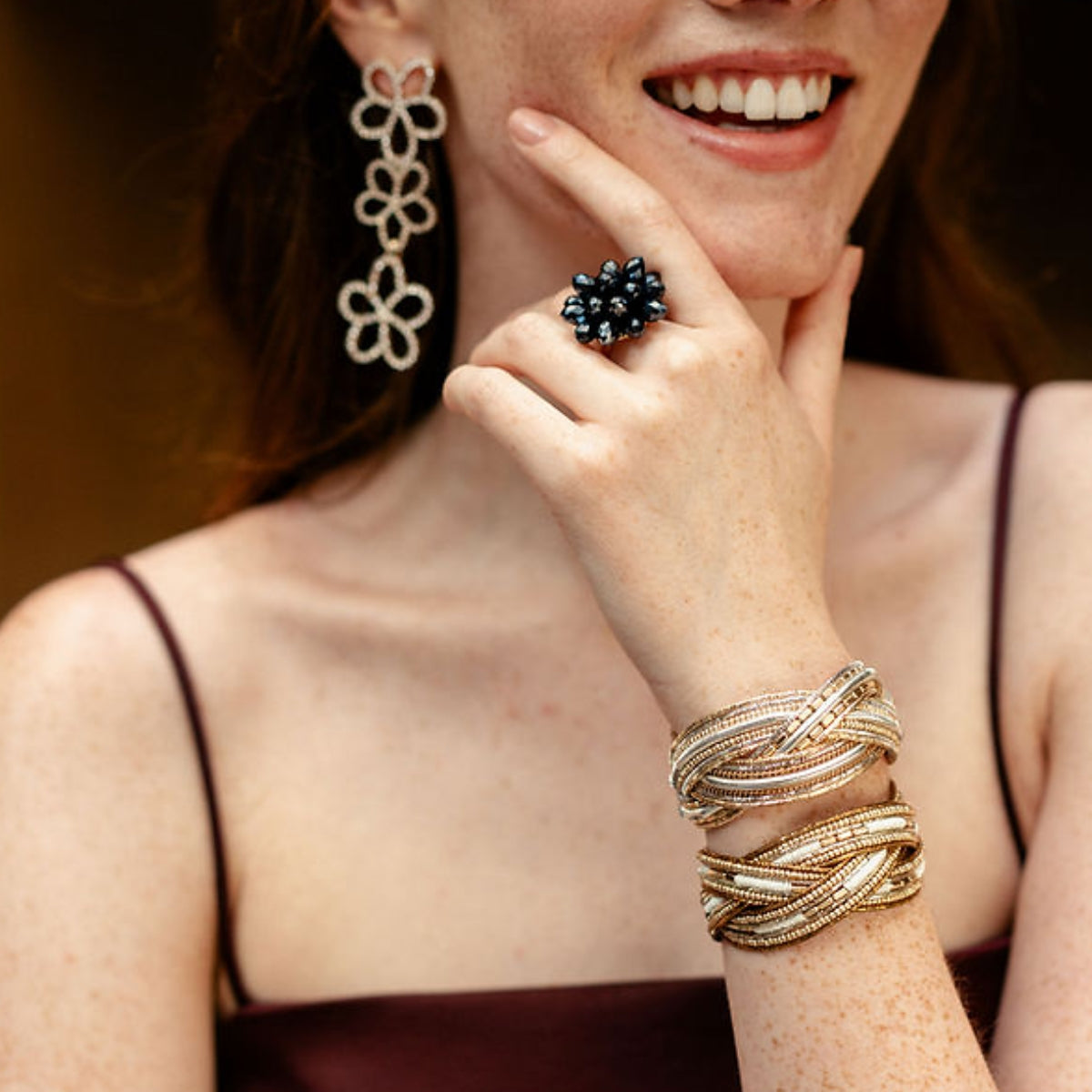 Manchette perles et sequins blancs et dorés