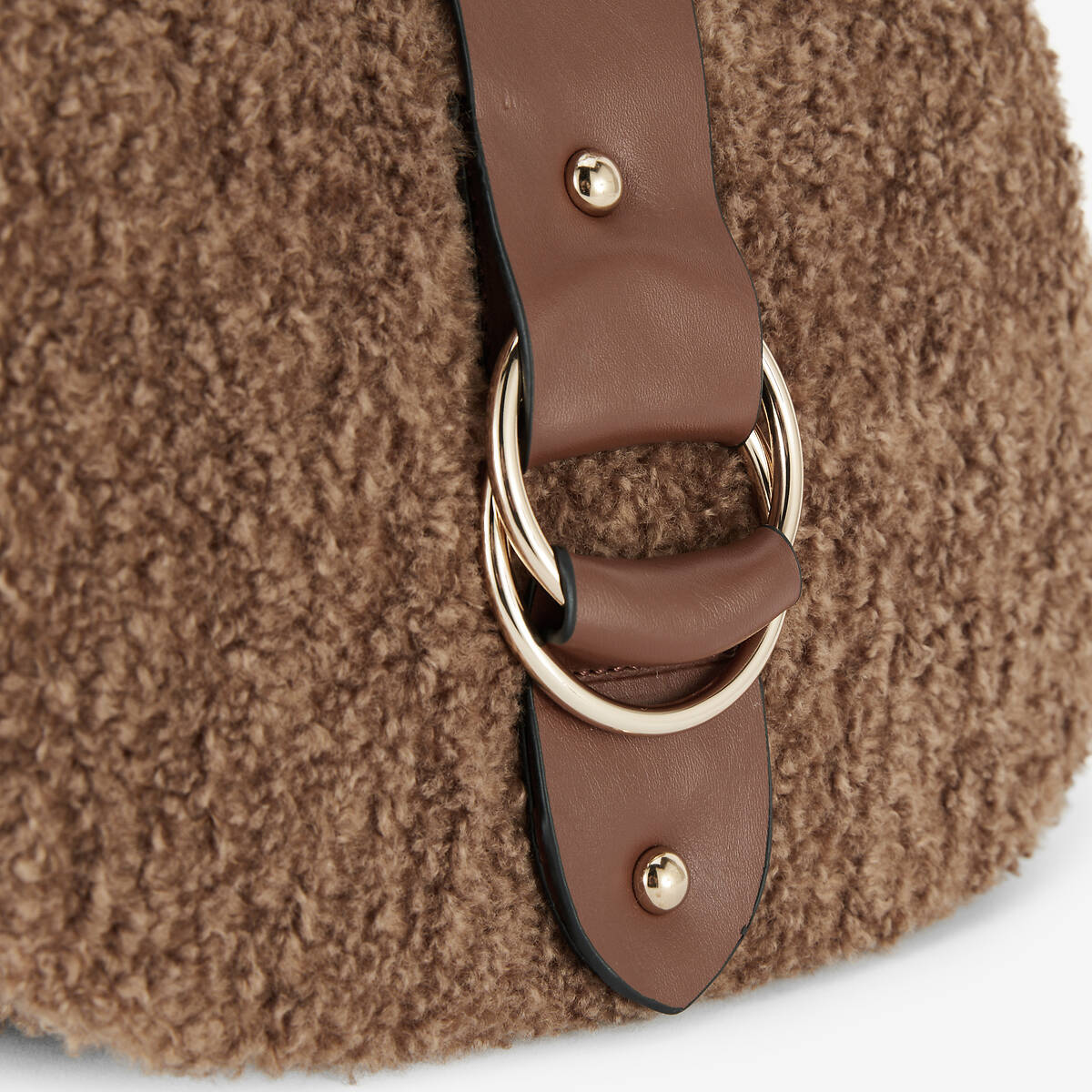 Sac effet mouton marron avec bandoulière à motif