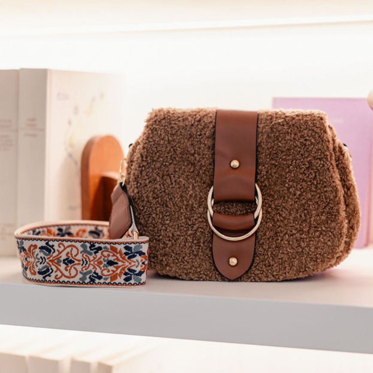 Sac effet mouton marron avec bandoulière à motif