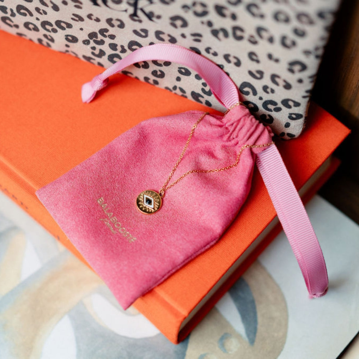 Collier pochon médaillon œil acier inoxydable