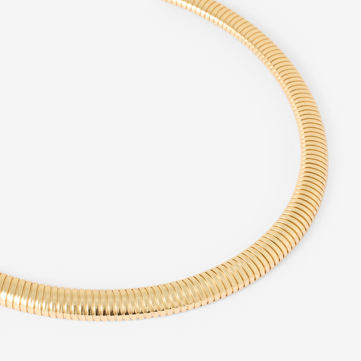 Collier torque en métal strié doré