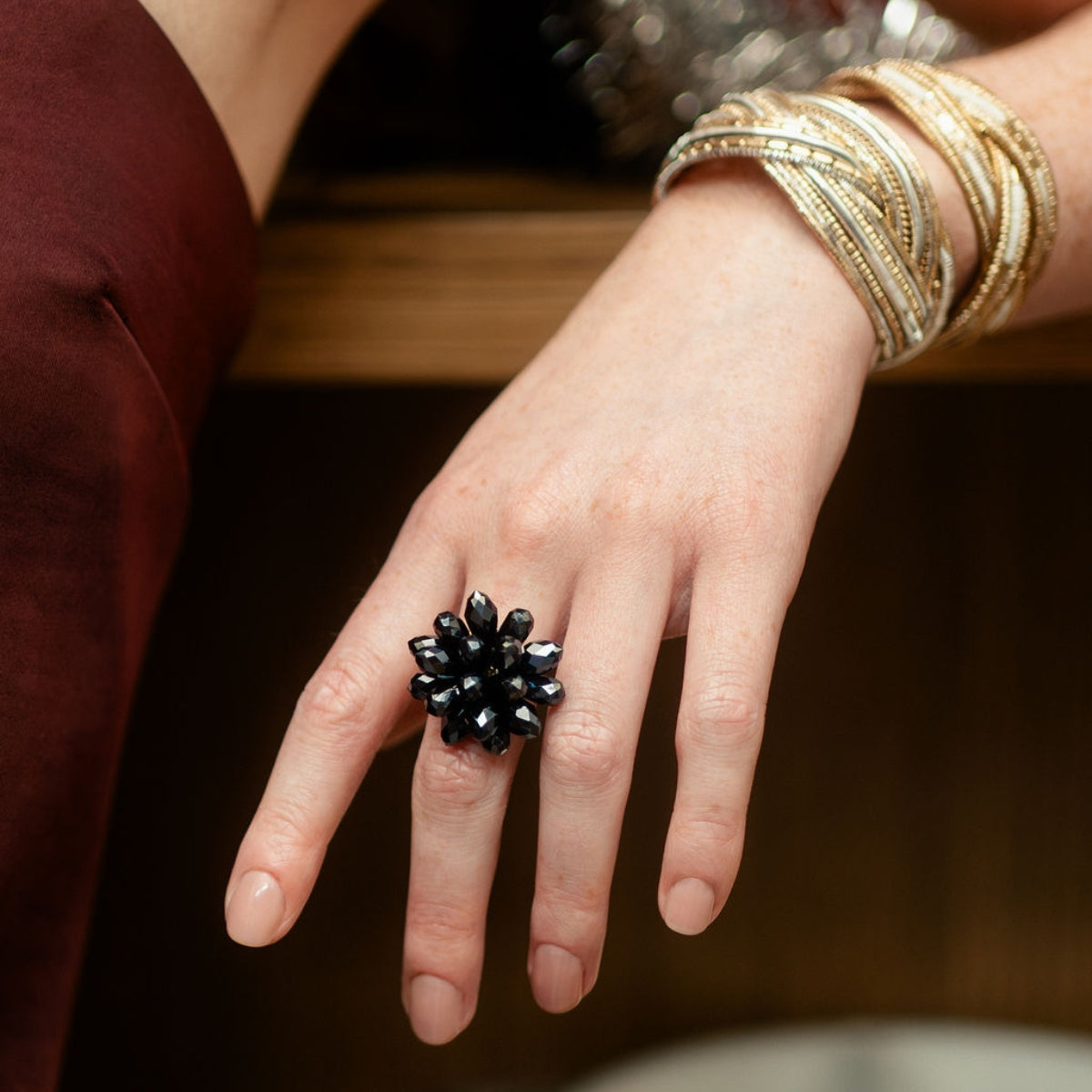 Grosse bague fleur à facettes grises