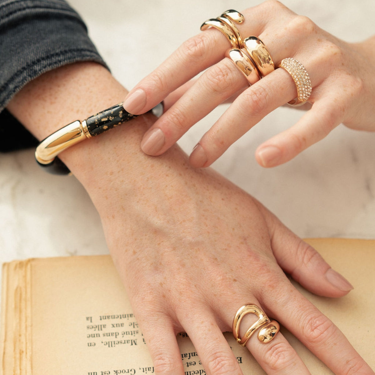 Set de 2 bagues dorées lisses et strassées