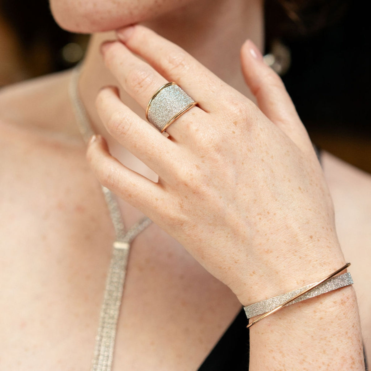 Manchette dorée à paillettes argentées