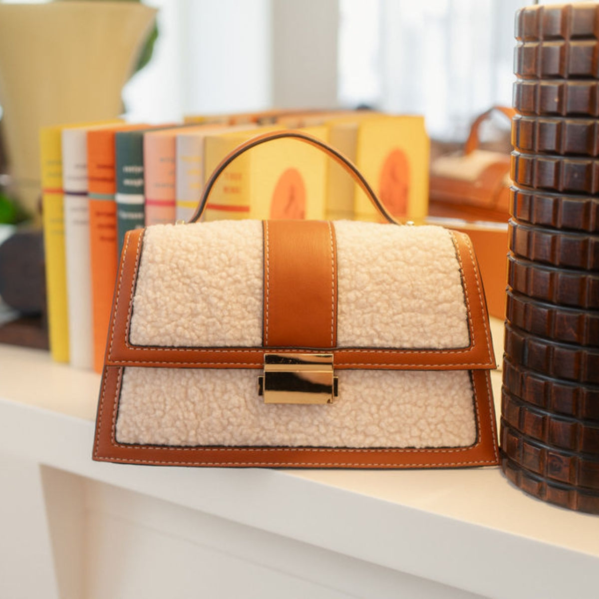 Petit sac à main effet mouton ivoire et marron