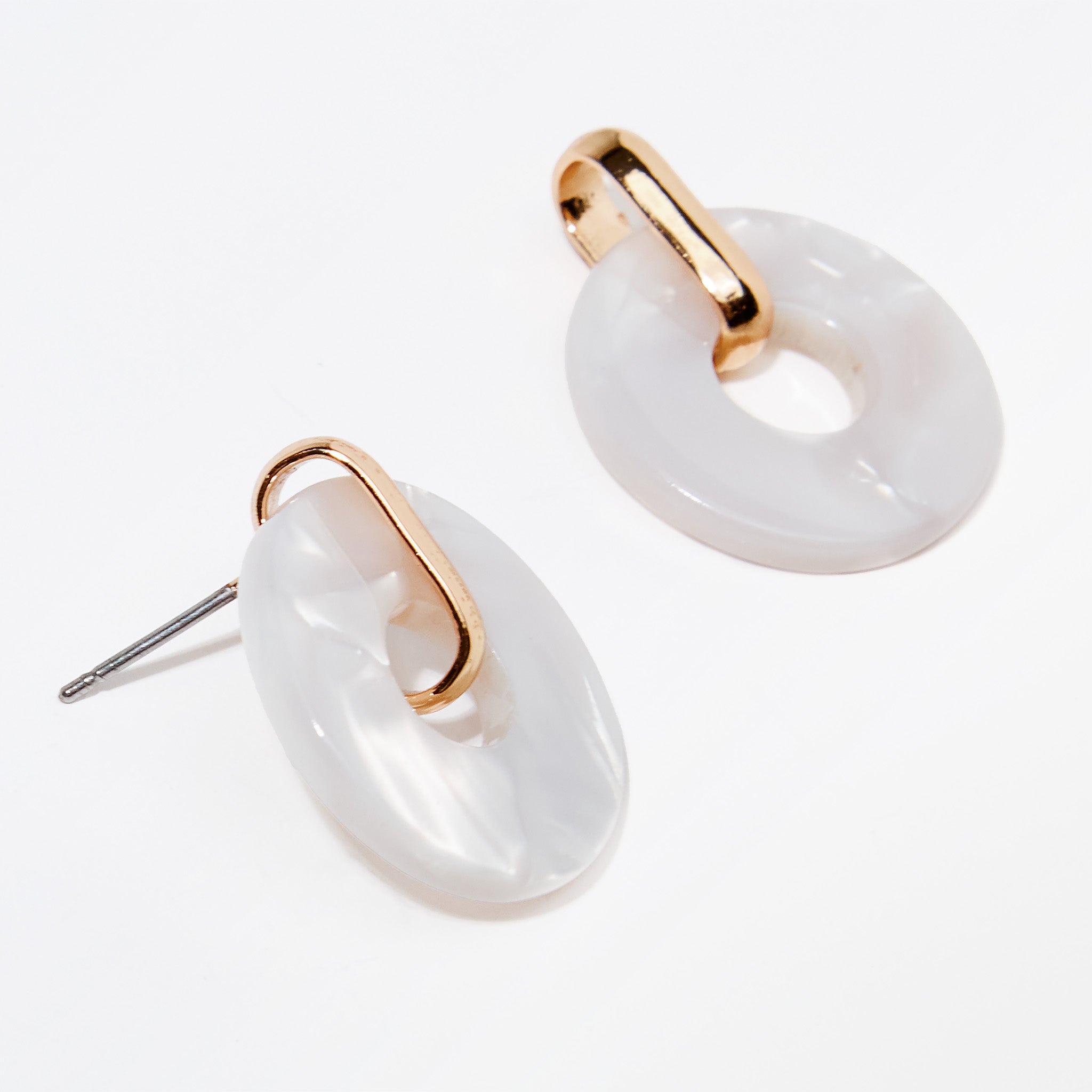 Boucles d’oreilles rondes blanches nacrées