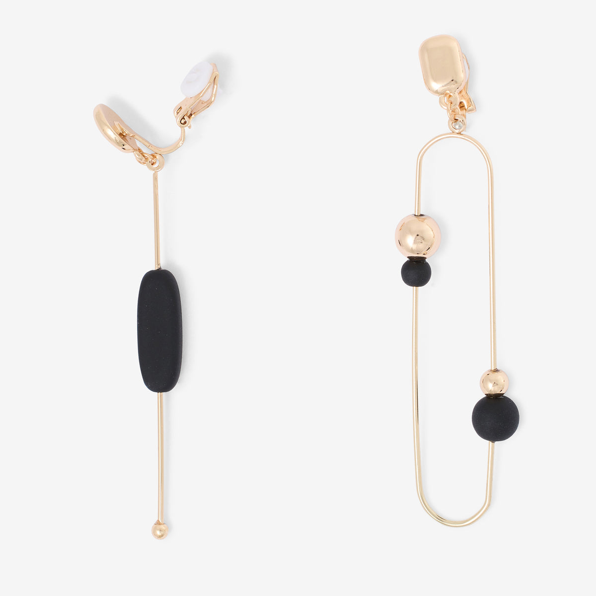 Longues boucles d'oreilles clips - asymétriques noires et dorées