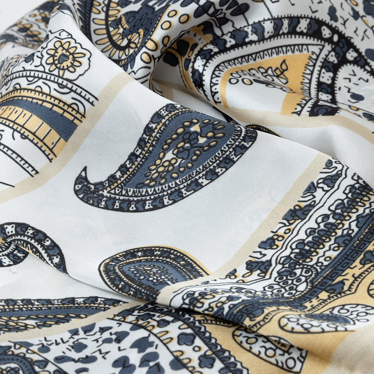 Foulard carré motif paisley beige et noir