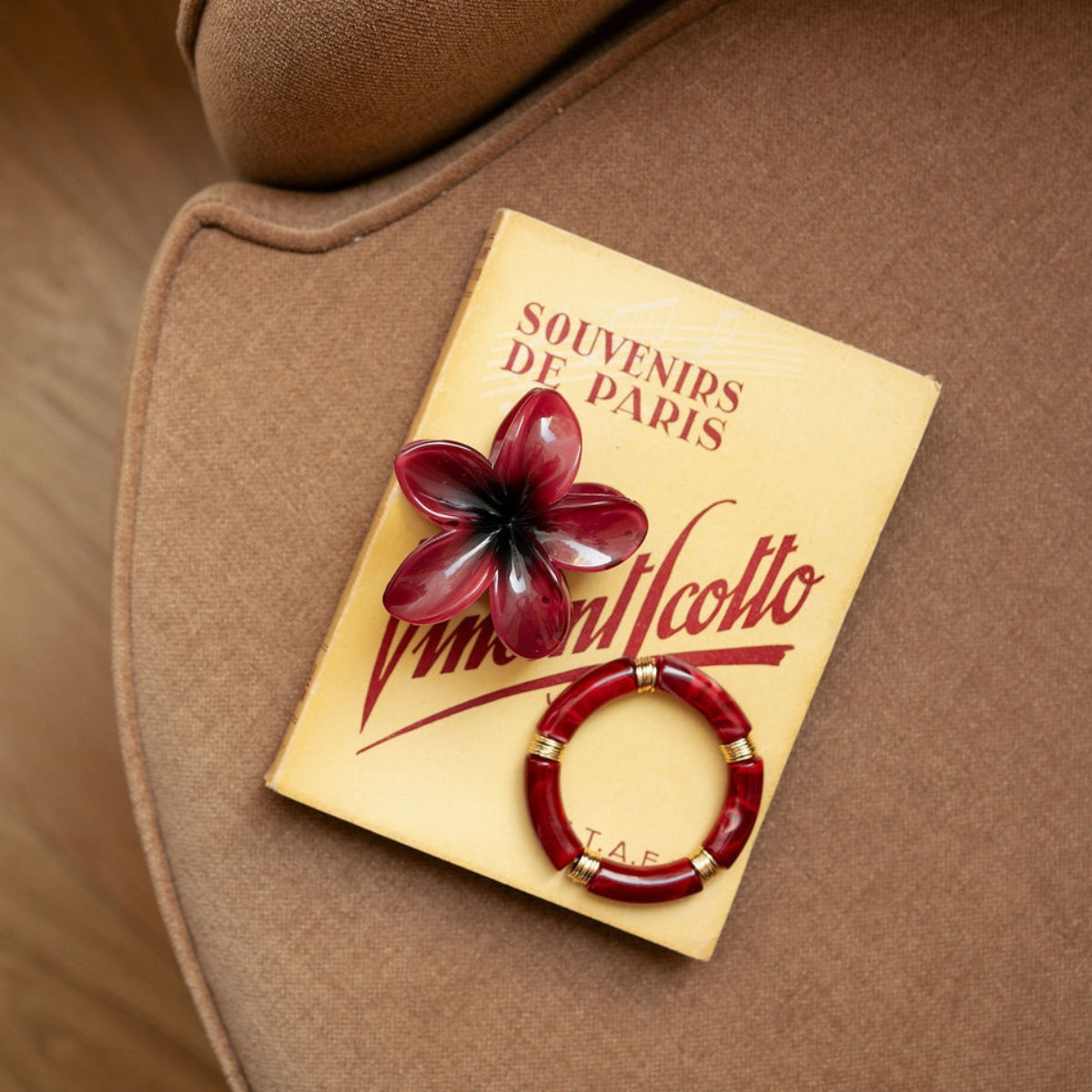 Pince à cheveux fleur tropicale bordeaux