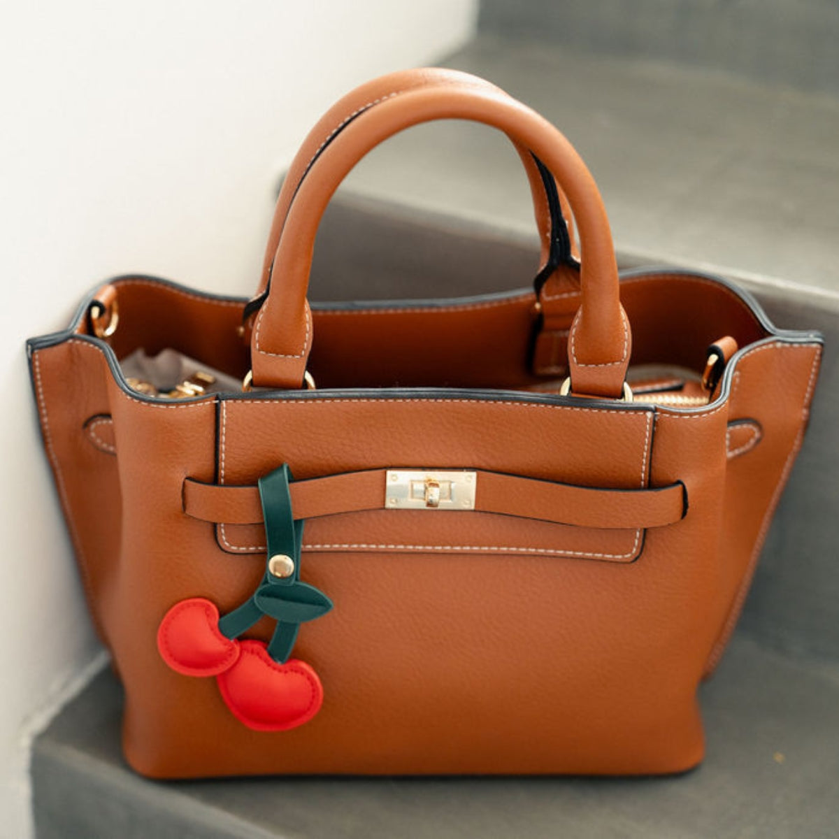 Bijou de sac cerise
