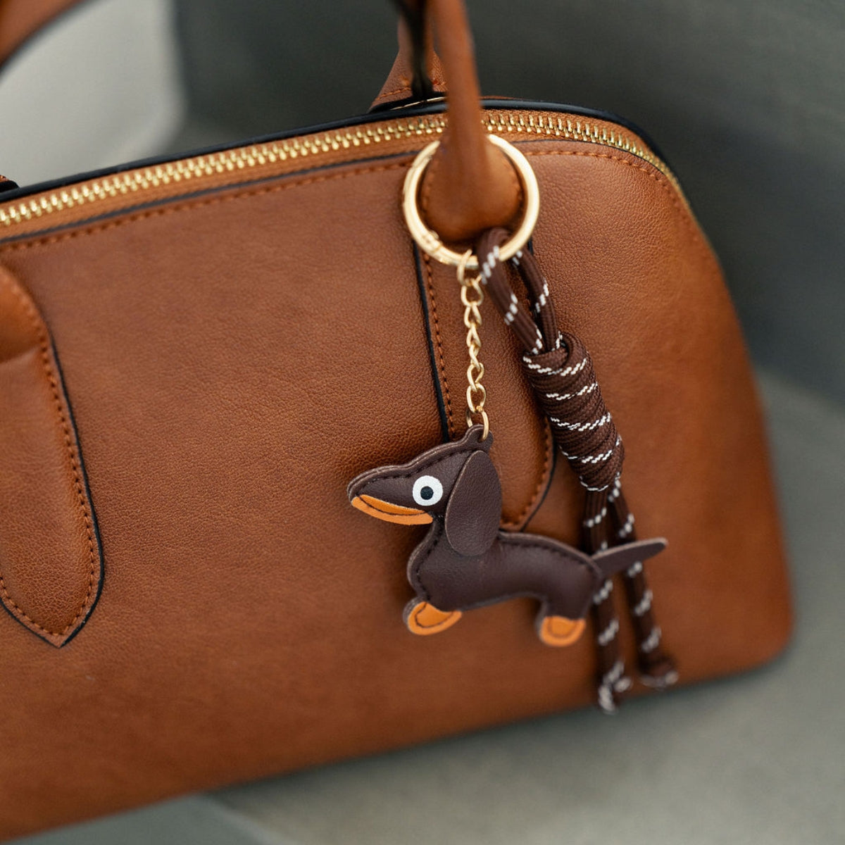 Bijoux de sac teckel, cordon et chaine en résine