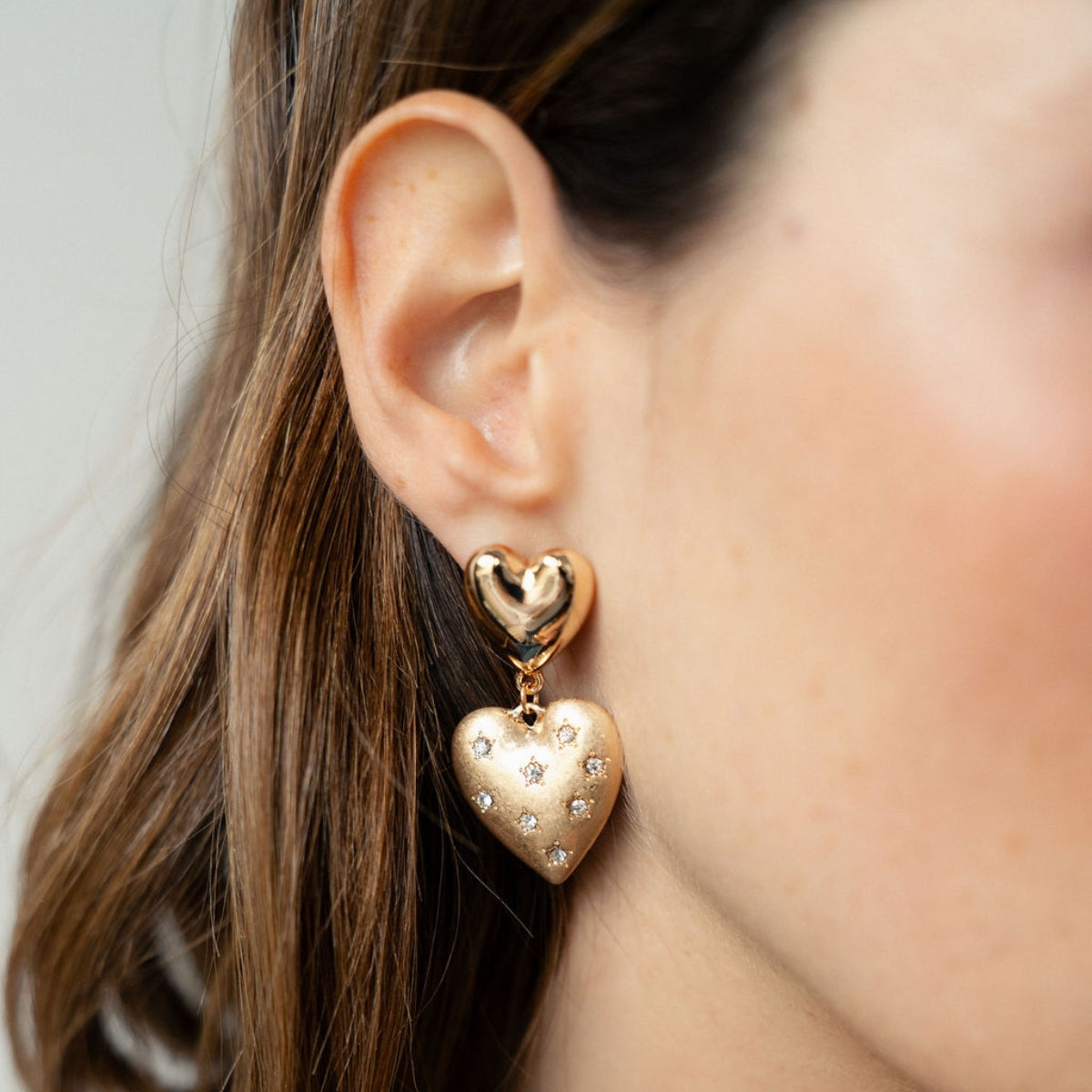 Boucles d’oreilles double cœurs dorés et strassés